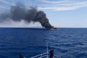 Montalto di Castro - L'intervento della guardia costiera per lo yacht in fiamme