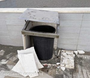 Montalto di Castro - Un secchio della spazzatura danneggiato