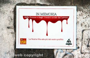 Viterbo - La manifestazione dell'Usb in piazza della Repubblica - L'epigrafe in memoria dei morti di lavoro