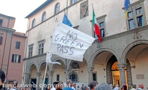 Viterbo - La manifestazione contro il green pass a piazza del Comune