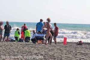 Malore in spiaggia, muore 60enne a Marina Velca