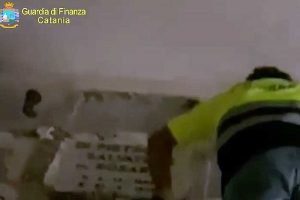 Catania - Guardia di finanza - Droga trovata nei loculi