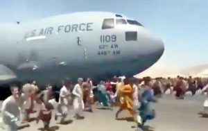 Civili in fuga all'aeroporto di Kabul