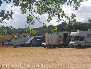 I partecipanti del rave party sul lago di Bolsena