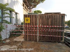 Viterbo - Intervento della polizia locale nell'area sottostante il McDonald's