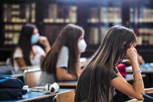 Studenti universitari con le mascherine