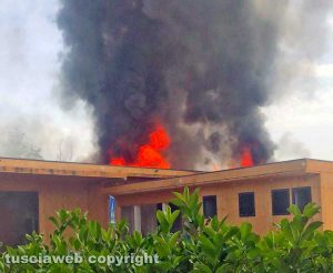 In fiamme la scuola di Sipicciano
