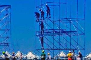 Allestimento di un palco a Marina di Cerveteri