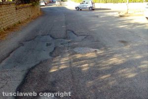 Viterbo - Buche su strada Capretta