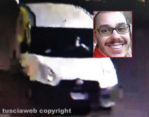 Caprarola – L’immagine di Daniele Urbani sul Doblò - Nel riquadro: Daniele Urbani