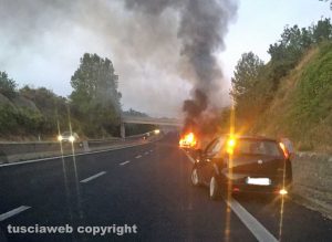 Auto in fiamme sulla superstrada - Immagine di repertorio