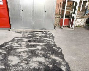 Viterbo - Buca in piazza Fratelli Maristi coperta con bitume a freddo
