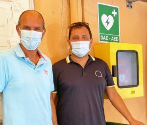 Montalto di Castro - Sergio Caci e Fabio Valentini con un defibrillatore