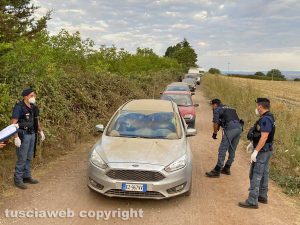 Rave - La fila al posto di blocco della polizia che effettua controlli