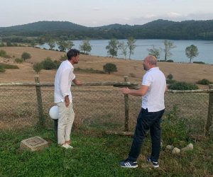 Mauro Rotelli con gli imprenditori del posto