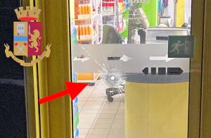 Il colpo finito contro la vetrata del supermercato