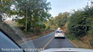 La fila di auto al semaforo in strada Acquabianca