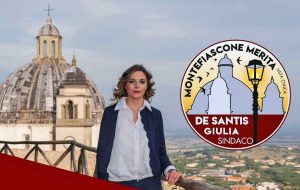 Giulia De Santis - A destra il simbolo della lista