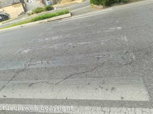 Viterbo Strisce pedonali sbiadite a piazzale Gramsci