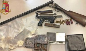 Napoli - Trovato con un chilo di cocaina sotto il sedile dell'auto, a casa anche pistola e fucile