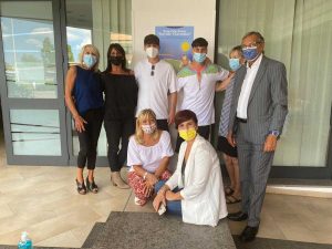 I giocatori Errico e Simonelli con i vertici della onlus