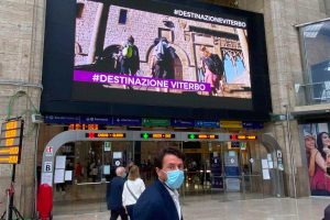 Milano - Lo spot di promozione di Viterbo alla stazione centrale