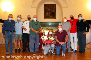 Viterbo - Il comitato la Rosa davanti all'urna della santa patrona