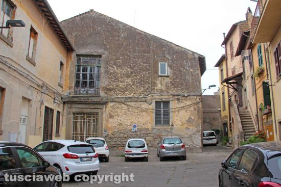Viterbo - L'abbandono di via Mazzini - Largo Colonna