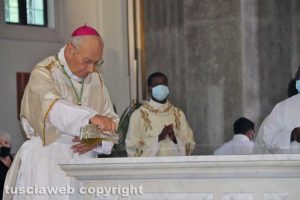 Viterbo - Festa della Madonna della Quercia, il vescovo Fumagalli consacra il nuovo altare