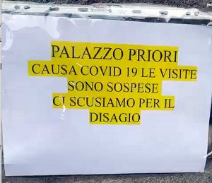 Viterbo - Il cartello all'ingresso di palazzo dei Priori