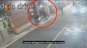 Napoli - Rider accoltellato - Le immagini dell'aggressione diffuse dalla questura