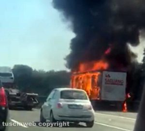 Valmontone - Il camion in fiamme sull'A1