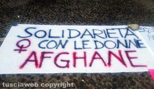 Viterbo - La manifestazione di solidarietà con le donne afghane - Lo striscione di Usic