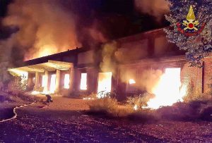 Monza - Incendio in un capannone