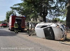 Montefiascone - Auto finisce fuori strada