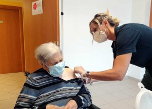 Santa Rufina - L'ultracentenaria nonna Valentina riceve la terza dose di vaccino