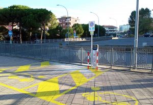 Viterbo - La colonnina di ricarica per veicoli elettrici nella sede di banca Lazio Nord