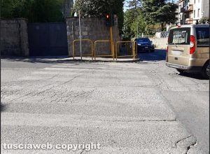 Viterbo - Le transenne all'attraversamento pedonale di via Signorelli