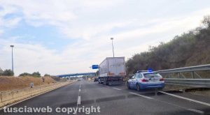 Viterbo - Il camion fermato lungo la trasversale
