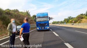 Viterbo - Il camion fermato lungo la trasversale