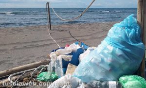 Rifiuti sulla spiaggia di Pescia Romana