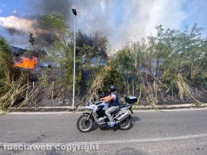 Incendio in strada Bagni