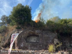 Incendio in strada Bagni