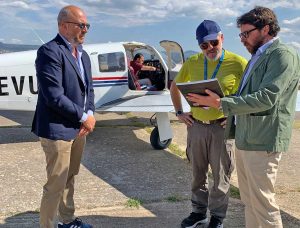 A sinistra, Mauro Rotelli all'aeroporto di Viterbo