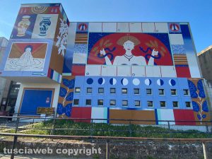 Il murale all'ingresso dell'istituto Canonica di Vetralla