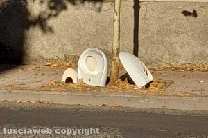 Lavandino abbandonato sulla Teverina