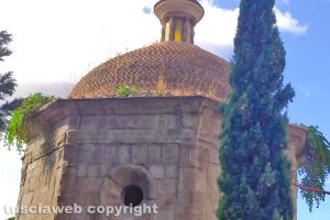 Viterbo - Incuria al monumento ai Caduti