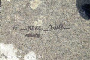 Scritte sul monumento del Paracadutista al Sacrario