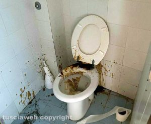 Viterbo - I bagni per turisti a palazzo dei Priori