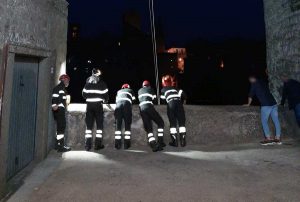 Vitorchiano - Cane cade in un dirupo - L'intervento dei vigili del fuoco